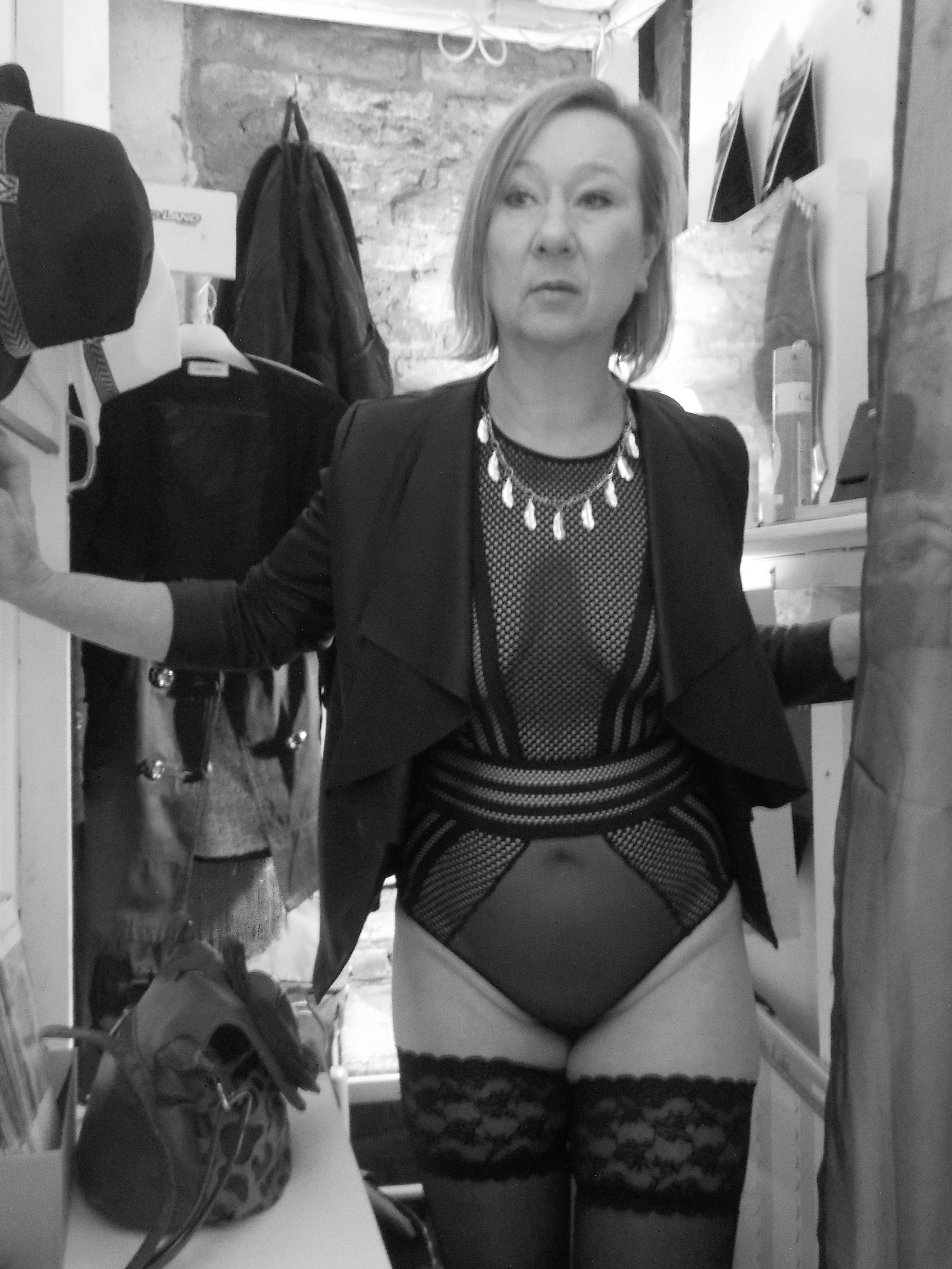 Isa Hôtesse : Modèle artistique féminin en vogue dans l'univers du glamour et du osé "made in France", à votre service pour tous vos projets artistiques très glamour www.isahotesse.business.blog #ModèleArtistique #Modèle #Glamour #Femme #Sexy #Osée